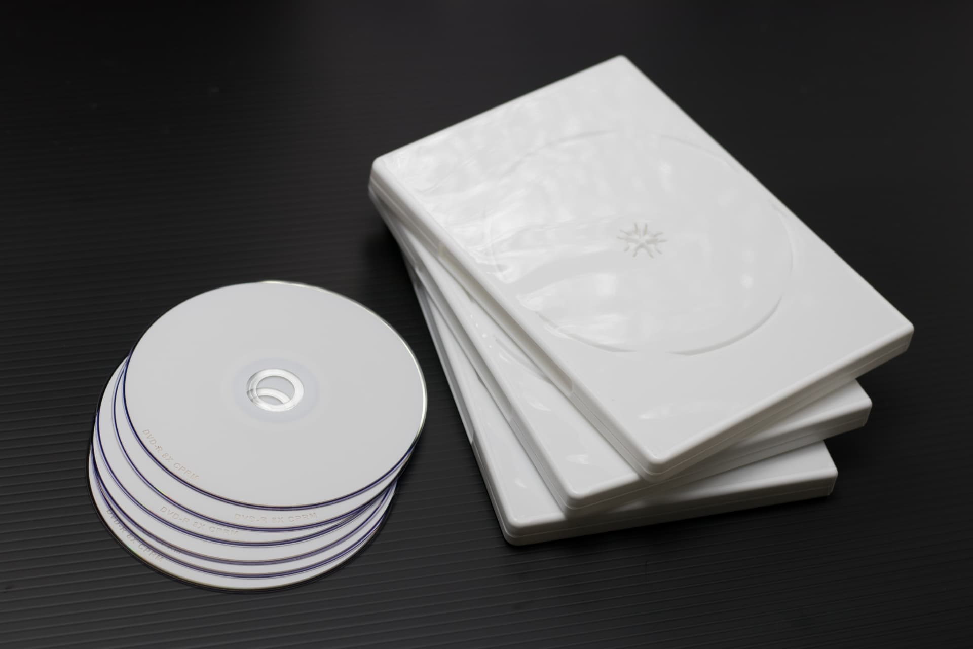 DVDジャケットとは？印刷を業者に依頼するメリット、デメリット、依頼先の探し方も解説