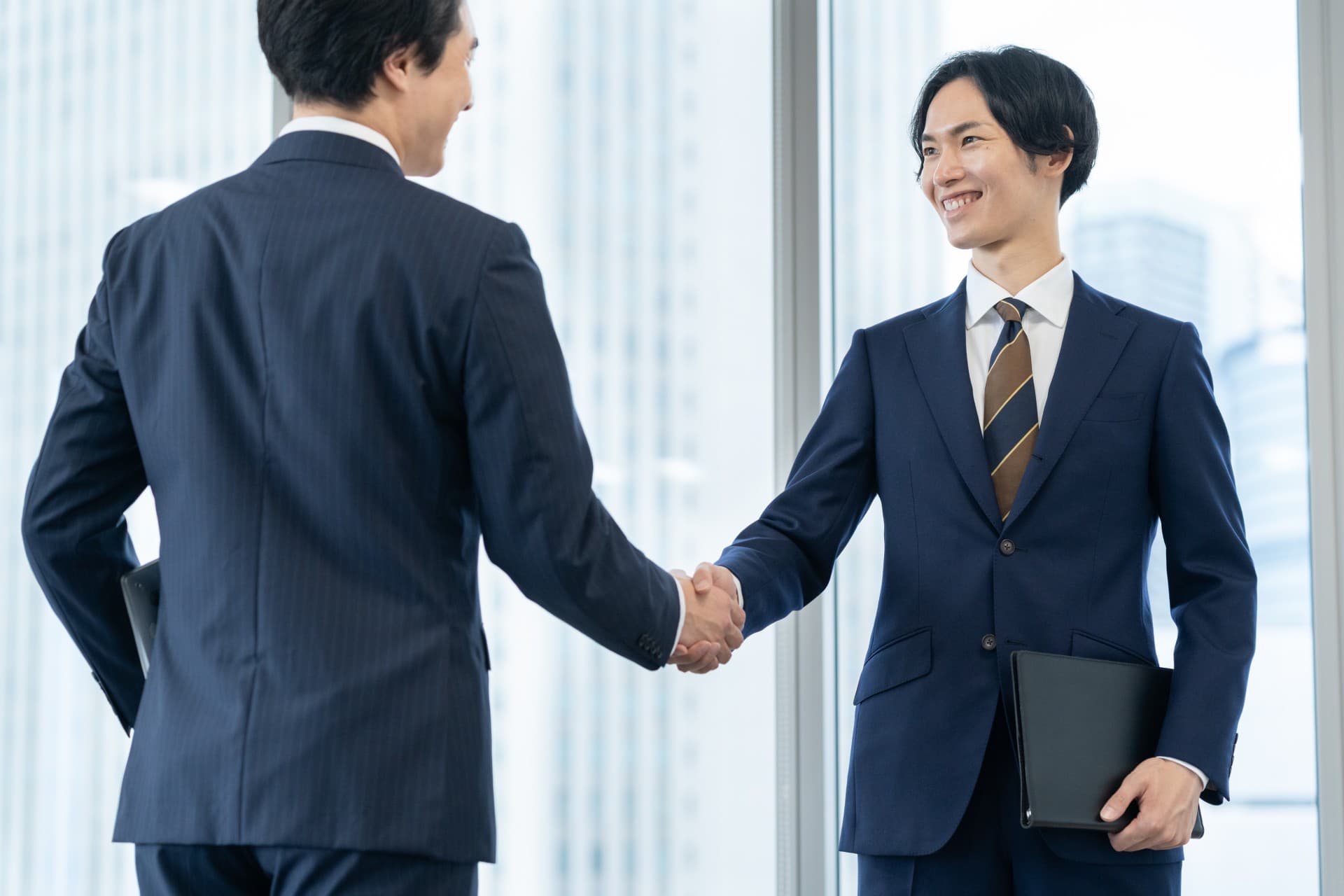 チラシ印刷を専門業者に依頼する場合の費用相場