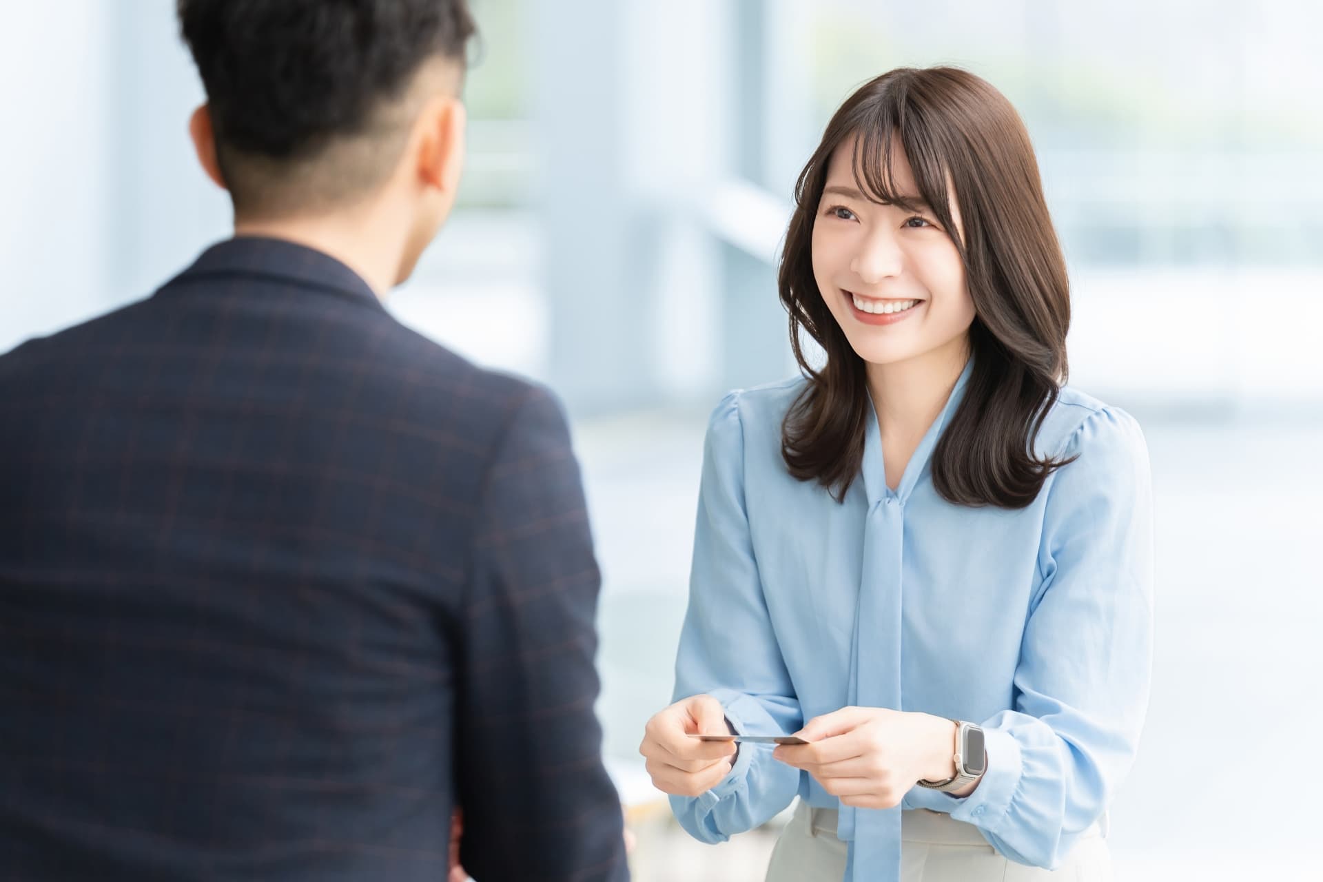 二つ折り名刺印刷のメリットは？デザイン作成の流れや注意点、料金相場を解説