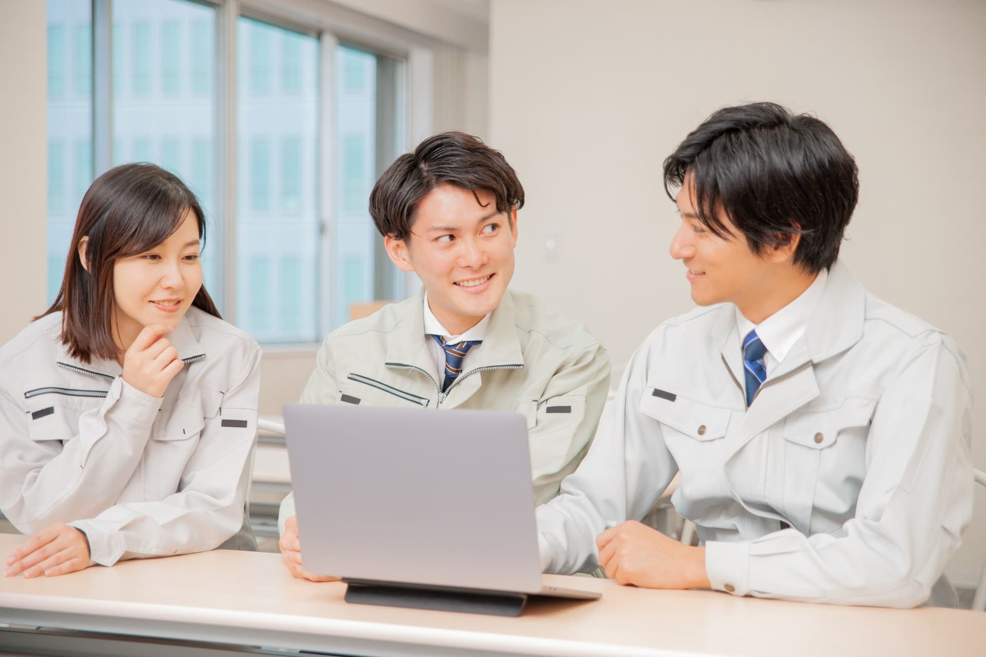 圧着はがきの仕組みと種類は？メリットやデメリット、料金相場を解説